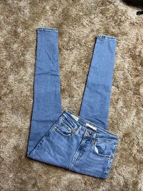 Levi’s Premium Quality Clothing 721 High Rise Skinny Jean Size 25